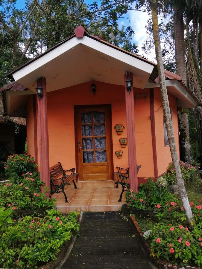 Cabanas Mountain River Lake Inn Nueva California 外观 照片