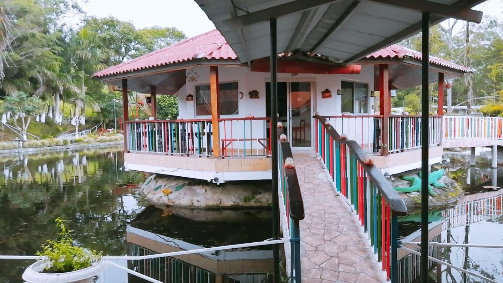Cabanas Mountain River Lake Inn Nueva California 外观 照片