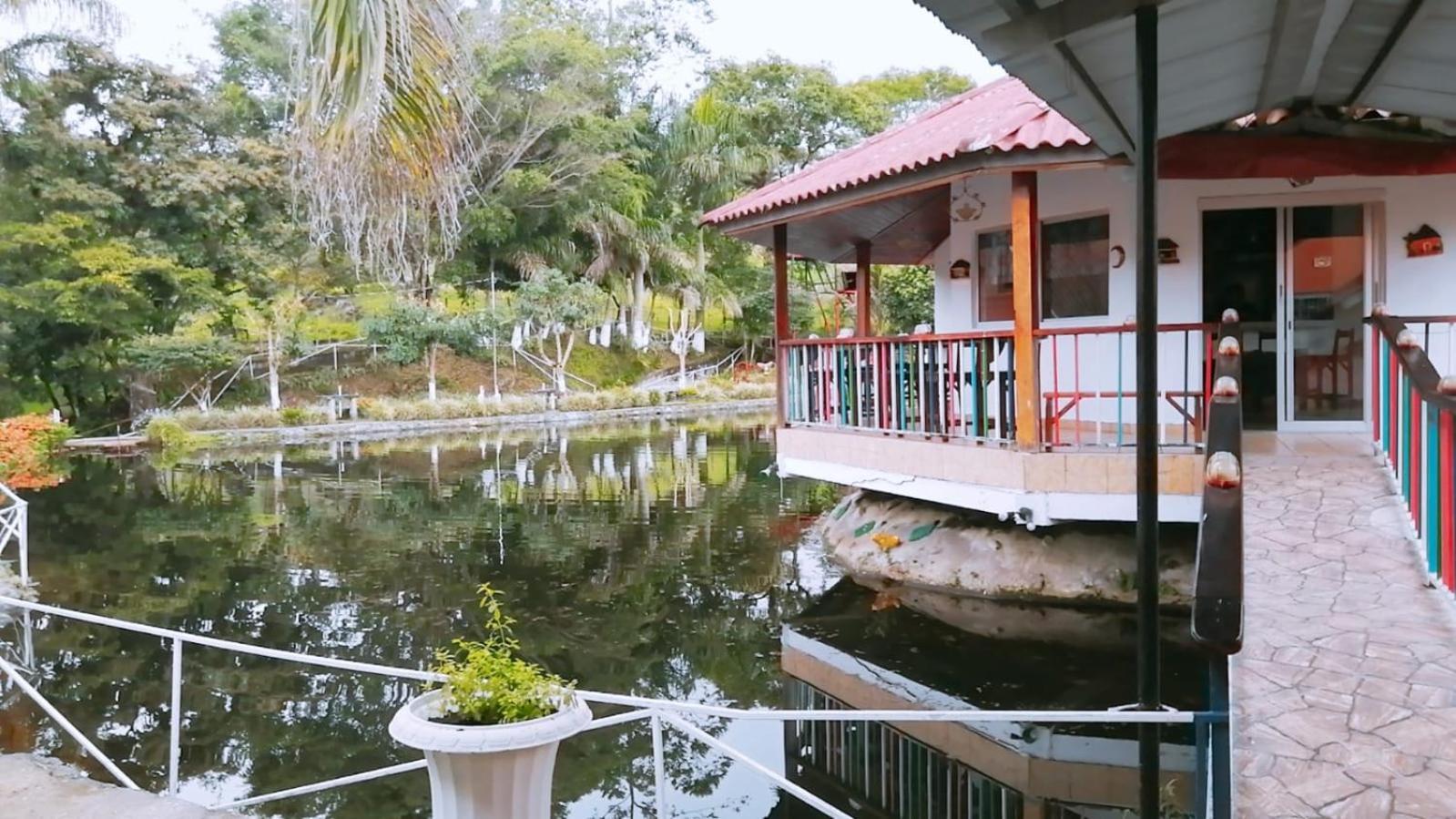Cabanas Mountain River Lake Inn Nueva California 外观 照片